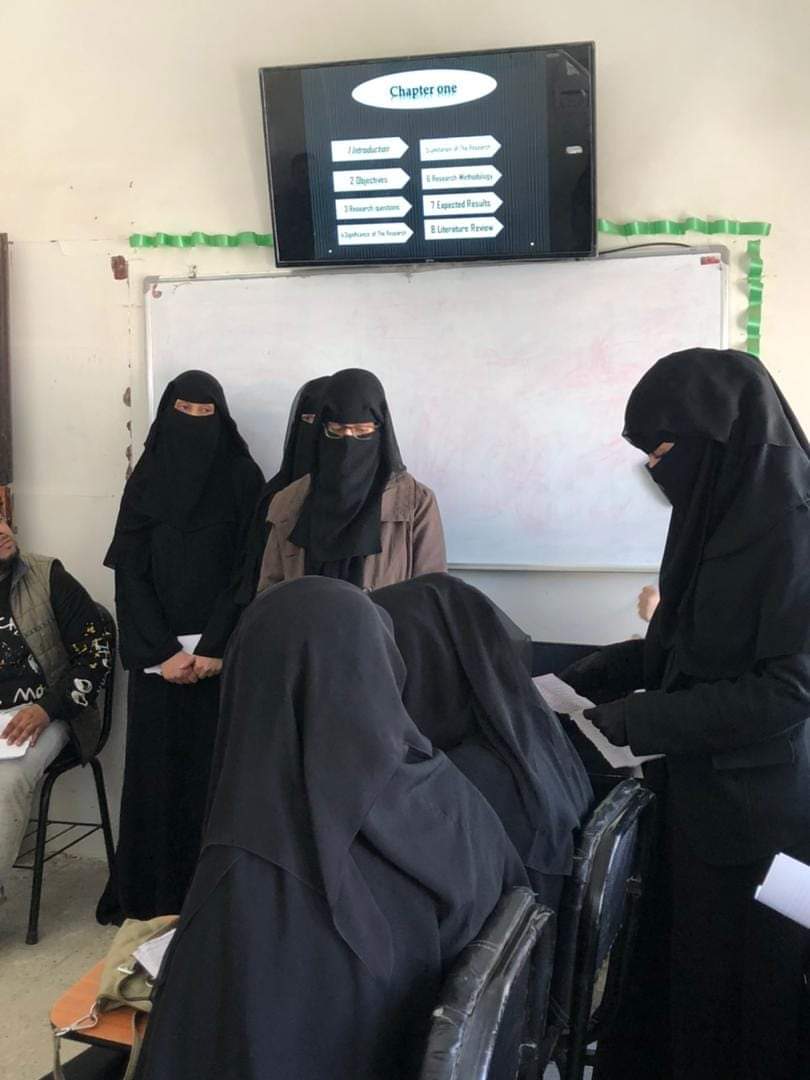 مناقشة خطط مشاريع بحث التخرج لطلاب وطالبات المستوى الرابع لبرنامج الترجمة