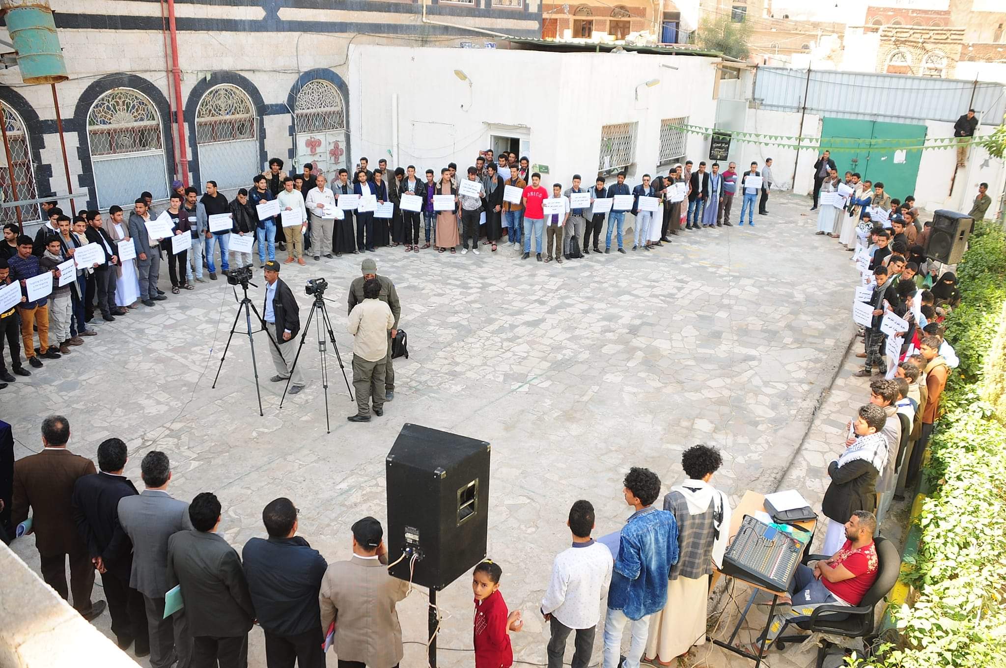 موظفي وطلبة جامعة المعرفة والعلوم الحديثة ينضمون وقفة إحتجاجية غاضبة ضد جريمة الإساءة للقرآن الكريم