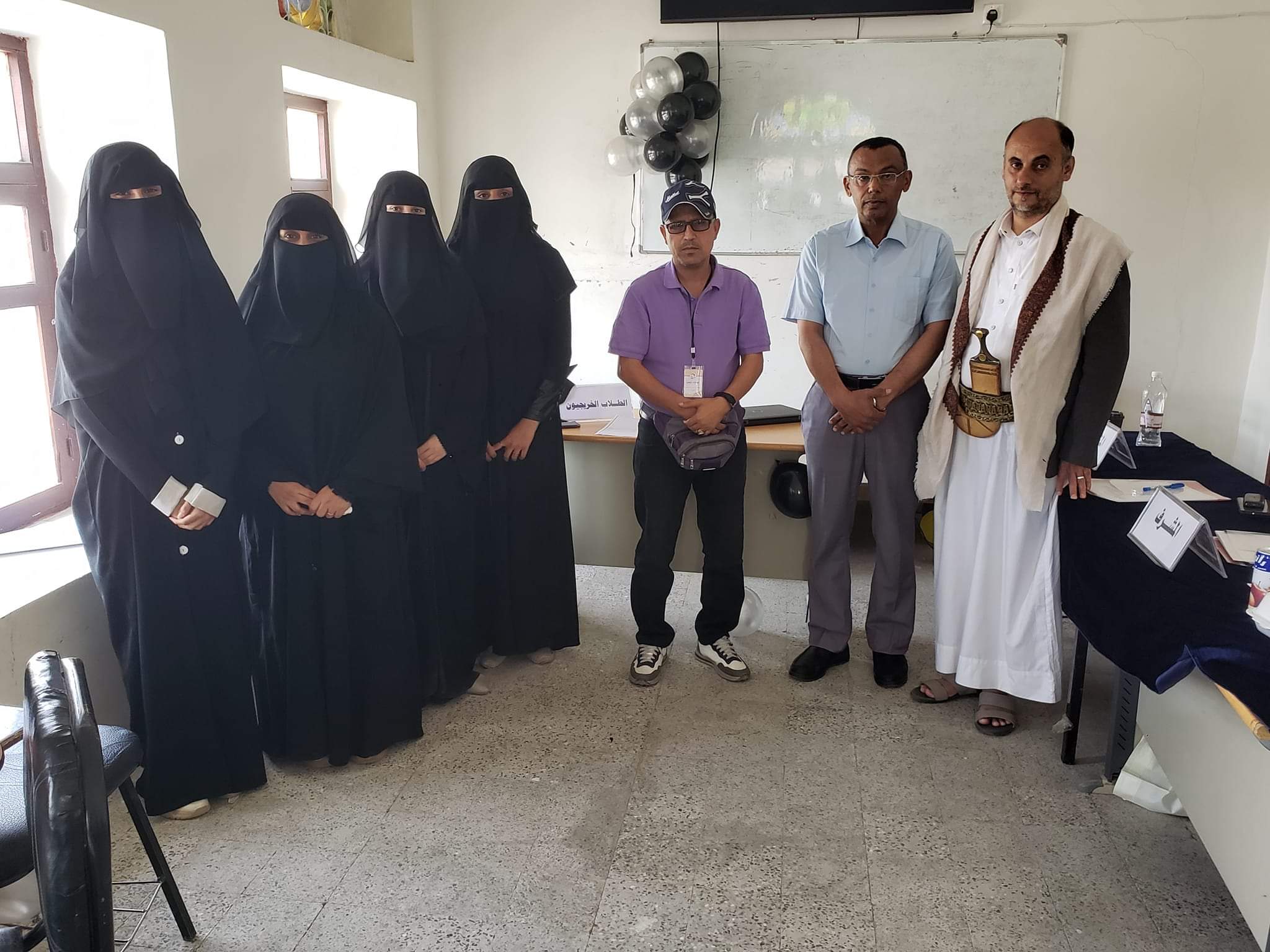 مناقشة بحث تخرج طالبات الاعلام والاتصال الجماهيري تخصص الأذاعة والتلفزيون