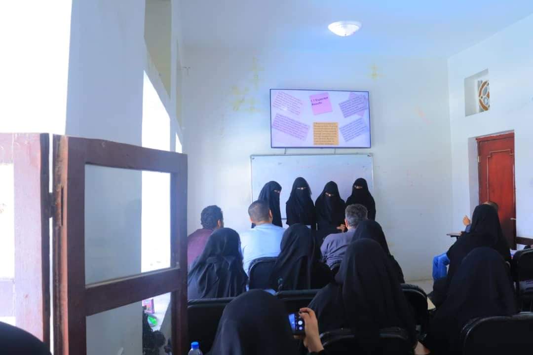 مناقشة خطط  أبحاث التخرج بقسم اللغات والترجمة
