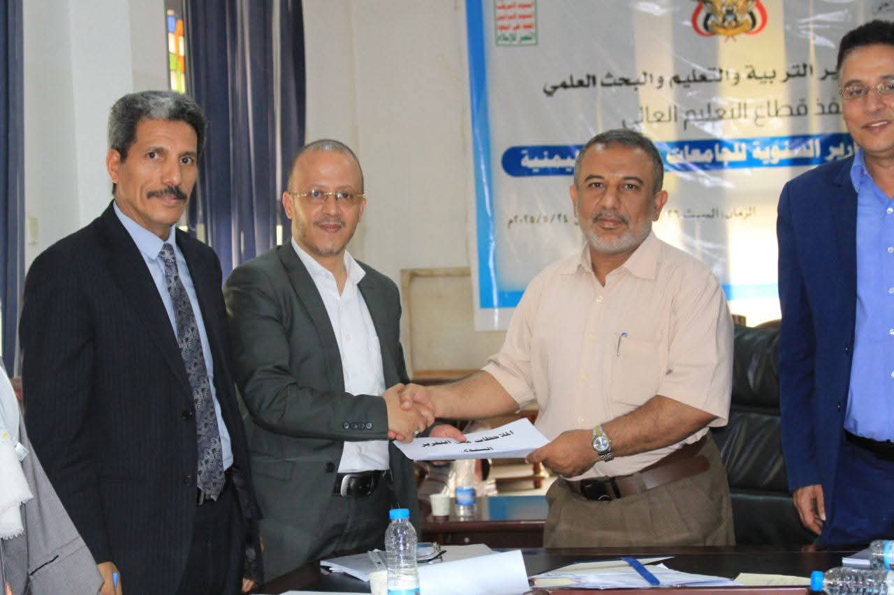 استعراض التقرير السنوي لجامعة  المعرفة والعلوم الحديثة 