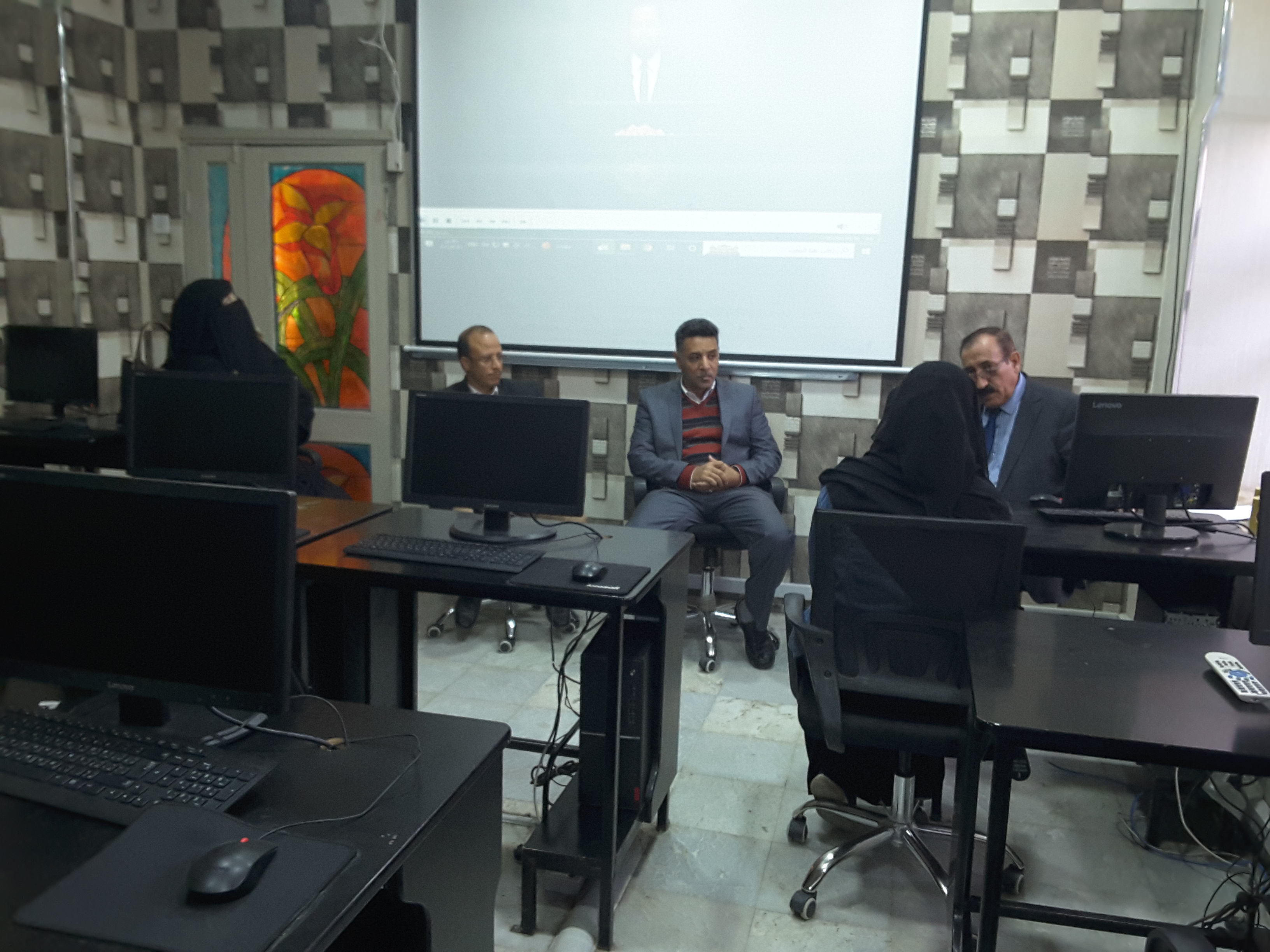 ضمن الامتحانات العملية لطلاب قسم اللغات و الترجمة المستوى الرابع امتحان الطلاب في مادة الترجمة التتبعية   