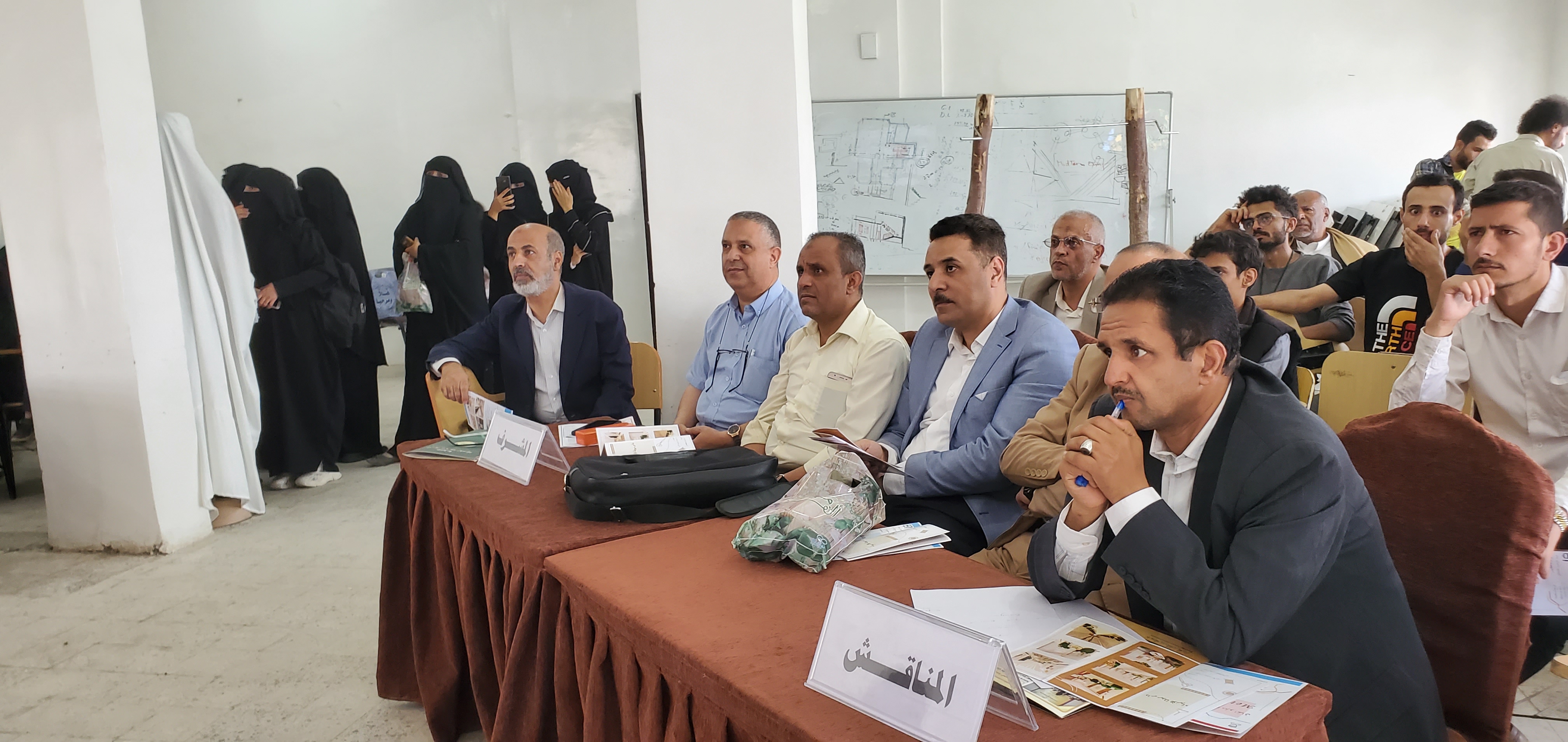 مناقشة مشاريع تخرج الدفعة الأولى من خريجي تخصص التصميم الداخلي 